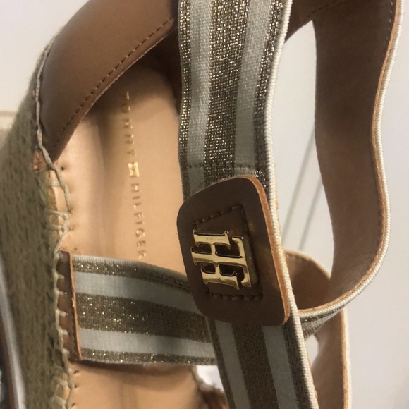 Tommy Hilfiger size 8 color blue,white and tan very nice shoe - Picture 3 of 6